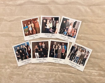 Puede incluir: Siete fotos estilo Polaroid con fotos del elenco de una serie de televisión. Cada foto muestra una temporada diferente, con texto que indica el número de temporada y los años. Las fotos están dispuestas sobre una superficie beige texturizada.