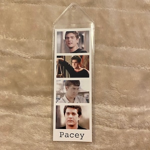 Könnte beinhalten: Ein durchsichtiger Kunststoff-Lesezeichen mit vier Bildern eines Mannes. Die Bilder sind vertikal angeordnet, mit dem Namen "Pacey" unten aufgedruckt. Der Mann trägt in jedem Bild unterschiedliche Outfits.
