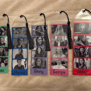 Può includere: Set di cinque segnalibri colorati con immagini in bianco e nero di persone. Ogni segnalibro ha un colore diverso: verde, blu, viola, rosa e rosso. Ogni segnalibro ha un nappa nera e un nome stampato.