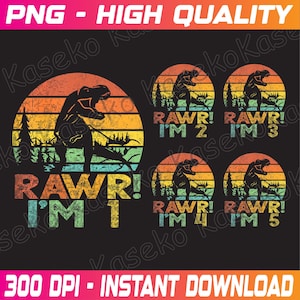 Puede incluir: Un conjunto de diseños digitales con temática de dinosaurios, cada uno con una silueta de dinosaurio sobre un fondo de colores de atardecer, con el texto "RAWR! I'M 1" a "RAWR! I'M 5". Los diseños están etiquetados como "PNG - HIGH QUALITY" y "300 DPI - INSTANT DOWNLOAD".