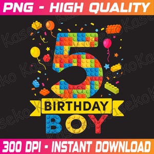 Può includere: Una grafica di compleanno colorata con un grande numero 5 fatto di blocchi di costruzione giocattolo. Il numero è circondato da coriandoli e palloncini. Il testo "Birthday Boy" è scritto su uno striscione giallo sotto il numero.