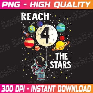 Könnte beinhalten: Eine Schwarzweißillustration eines Astronauten, der einen Ballon mit der Nummer 4 hält. Der Ballon schwebt vor einem Mond mit Planeten und Sternen im Hintergrund. Der Text "REACH FOR THE STARS" befindet sich unter dem Astronauten.