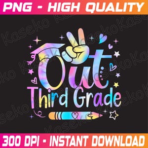 Könnte beinhalten: Ein farbenfrohes Grafikdesign mit dem Text "Out Third Grade" im Regenbogen-Tie-Dye-Stil. Ein Abschluss-Hut, ein Peace-Zeichen, Sterne und ein Bleistift sind im Design enthalten.