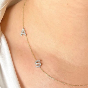 Collar con iniciales laterales de diamantes, collar con letras en oro de 14 k, collar con iniciales asimétricas, collar personalizado con iniciales.