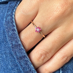 Delicato anello a forma di fiore con rubino e grappolo di diamanti in oro 14 carati