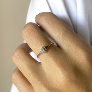 Diamant Dreieck Ring, 14k Diamant Minimalist Ring, kleiner Diamant Ring, Doppel Dreieck zierliche Ring, stapelbarer Ring, Verlobungsring, für Sie