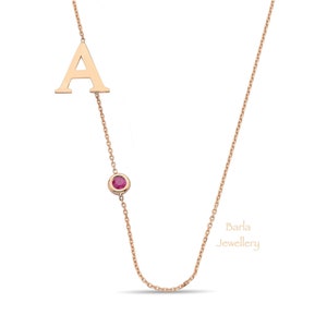 Collar de oro de 14 quilates con letra y rubí pequeño, collar con inicial de rubí rosa, collar con letra de rubí lateral, joyería con monograma personalizado, para ella
