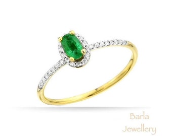 Anillo de esmeralda en oro de 14 k: piedra preciosa verde ovalada con halo de diamantes