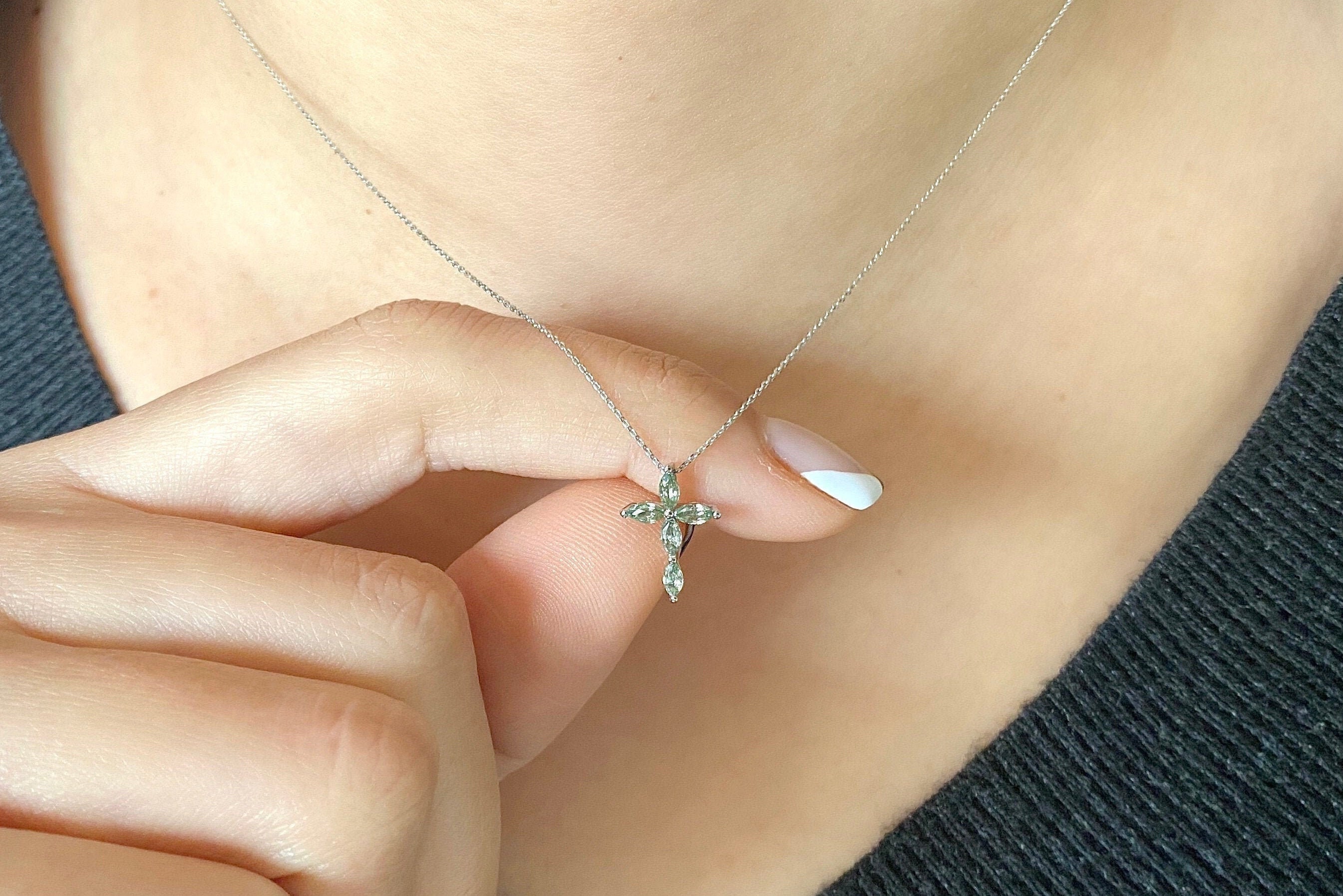 天然 グリーンサファイア クロス ネックレス レディース 天然石 9月 誕生石 お守り 誕生日プレゼント 女性 ブランド K18 グリーンサファイア＆ダイヤモンドのネックレス（ラウンド