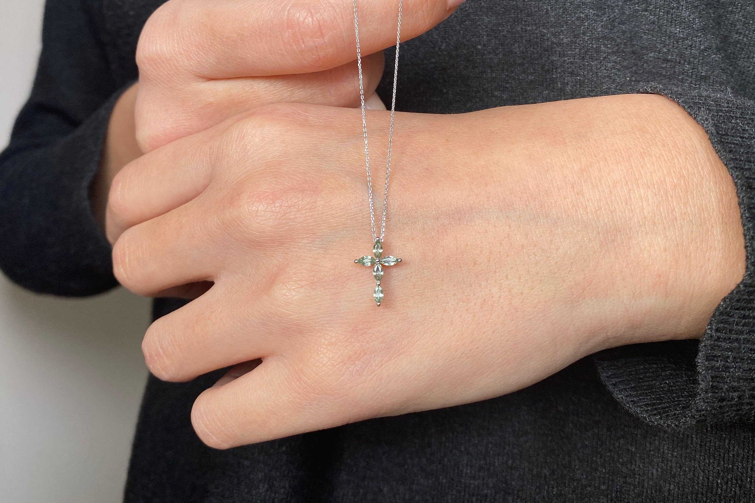 天然 グリーンサファイア クロス ネックレス レディース 天然石 9月 誕生石 お守り 誕生日プレゼント 女性 ブランド K18 グリーンサファイア＆ダイヤモンドのネックレス（ラウンド