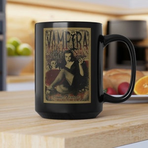 The VAMPIRA Show - Caneca de café preta de 15 onças, Maila Nurmi, Plano 9 do espaço sideral, ícone de terror