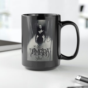 The VAMPIRA Show - Caneca de café preta de 15 onças, Maila Nurmi, Plano 9 do espaço sideral, ícone de terror