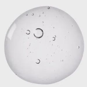 Pu&ograve; includere: Una sostanza trasparente simile a un gel con numerose bolle d'aria sospese al suo interno. Le bolle variano di dimensione, alcune appaiono come piccoli punti e altre come cerchi pi&ugrave; grandi e definiti. Lo sfondo &egrave; grigio chiaro uniforme.