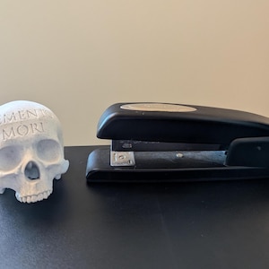 Memento Mori-skalle Stoicismdekor | Stoicismgåva | Minns döden | Stoisk dekoration | Heminredning | Skrivbordsdekor | Kontorsdekor bild 2