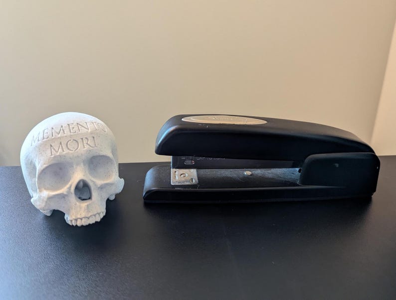 Memento Mori-skalle Stoicismdekor | Stoicismgåva | Minns döden | Stoisk dekoration | Heminredning | Skrivbordsdekor | Kontorsdekor bild 2