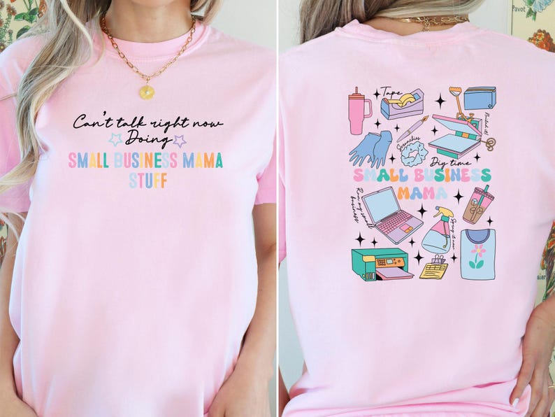 K&ouml;nnte beinhalten: Pinkes T-Shirt mit dem Text "Can't talk right now Doing SMALL BUSINESS MAMA STUFF" auf der Vorderseite und einer bunten Illustration von Kleinunternehmerbedarf auf der R&uuml;ckseite.