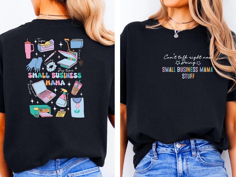 K&ouml;nnte beinhalten: Schwarzes T-Shirt mit einem grafischen Design auf der R&uuml;ckseite, das einen Laptop, Werkzeuge und den Text "Dig time SMALL BUSINESS MAMA" zeigt. Die Vorderseite des Shirts tr&auml;gt den Text "Can't talk right now Doing SMALL BUSINESS MAMA STUFF" in Regenbogenfarben.