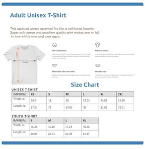 以下が含まれることがあります： ユニセックスと子供用Tシャツのサイズ表。表は、XS、S、M、L、XL、2XLのサイズについて、幅と長さをインチで示しています。表には、「ユニセックスTシャツ」と「子供用Tシャツ」のラベルが付けられています。