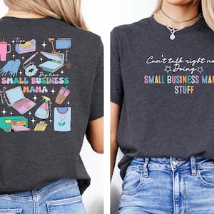 K&ouml;nnte beinhalten: Ein dunkel-melierter grauer T-Shirt mit einem grafischen Design aus verschiedenen Kleinunternehmenswerkzeugen und dem Text "Diy time SMALL BUSINESS MAMA". Die R&uuml;ckseite des Shirts tr&auml;gt den Text "Can't talk right now Doing SMALL BUSINESS MAMA STUFF".