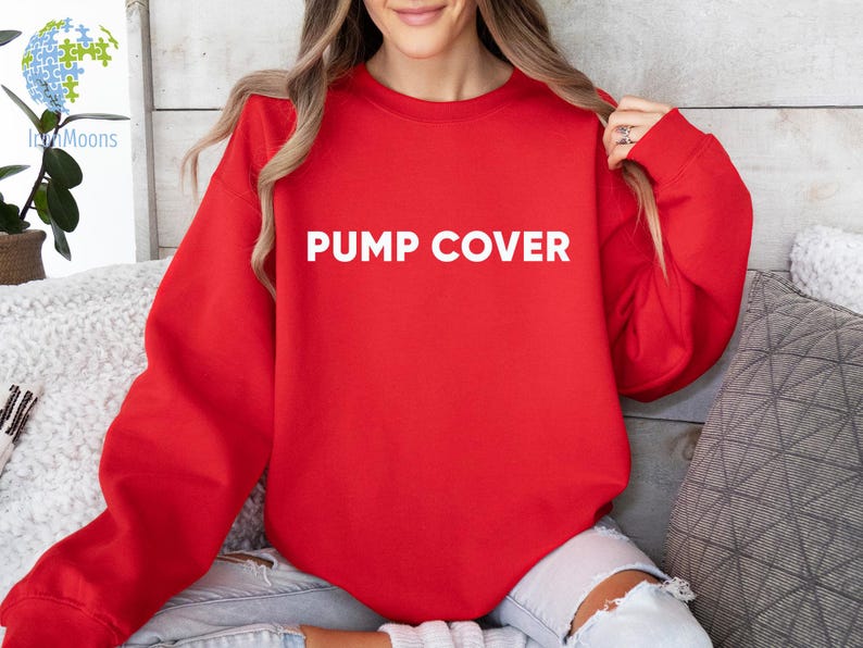 Pode incluir: Um moletom vermelho com o texto "PUMP COVER" em letras brancas. O moletom &eacute; de cor s&oacute;lida e tem mangas compridas. A modelo est&aacute; usando jeans azuis.