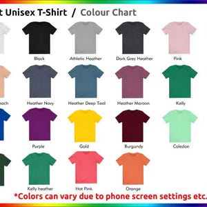 以下が含まれることがあります： 大人用ユニセックスTシャツのカラーチャート。チャートには、白、黒、ヘザーピーチ、ヘザーネイビー、ヘザードープティール、ヘザーマルーン、ケリー、ヘザーモーブ、ロイヤル、パープル、ゴールド、バーガンディー、カレドン、ラベンダー、フォレスト、ケリーヘザー、ホットピンク、オレンジなど、20種類の異なる色が表示されています。