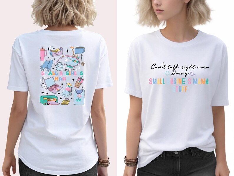 K&ouml;nnte beinhalten: Wei&szlig;es T-Shirt mit einer Grafik verschiedener Kleinunternehmerartikel auf der R&uuml;ckseite und dem Text "Can't talk right now Doing SMALL BUSINESS MAMA STUFF" auf der Vorderseite.