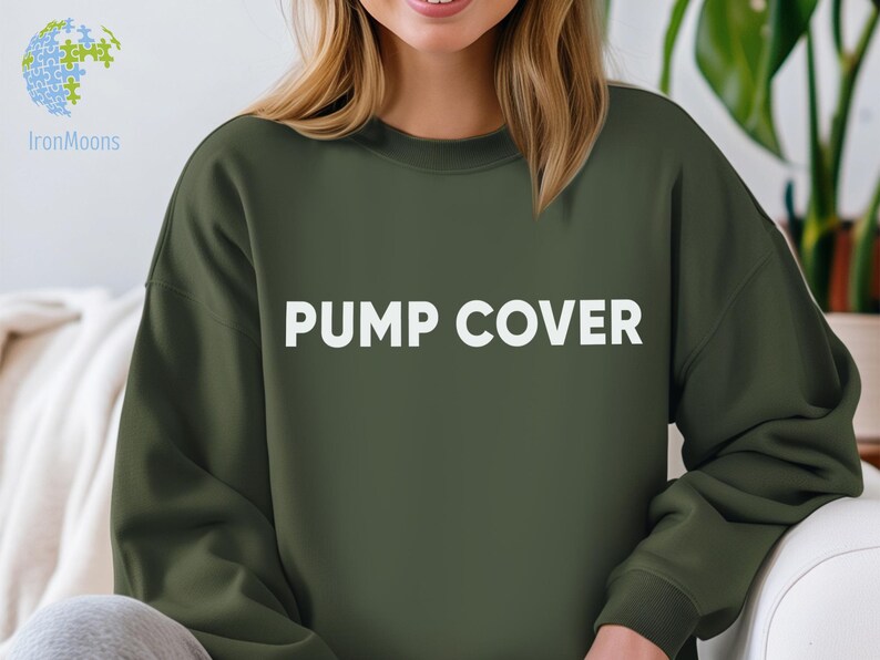 Pode incluir: Camisola verde-oliva com o texto "PUMP COVER" em letras brancas. A camisola &eacute; de cor lisa e tem gola redonda. O log&oacute;tipo IronMoons est&aacute; no canto superior esquerdo.