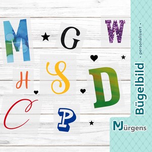Könnte beinhalten: Verschiedene farbige Buchstabenaufkleber in Blau, Grün, Gelb, Rot und Lila, mit schwarzen Sternen und Herzakzenten. Die Buchstaben sind in verschiedenen Schriftarten und Stilen für Personalisierungsprojekte.