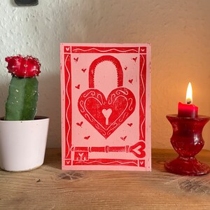 Valentijnskaart | Roze kaart | Sleutel tot mijn hart | Liefde | Slot en sleutel | Blanco A6-kaart | Handgemaakt | Handgedrukt | Linoprint | Vriend: