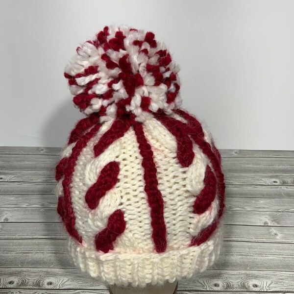 Candy Cane Hat - feestelijke handgebreide muts perfect voor koud winterweer - stijlvolle en schattige wintermuts, perfect om je outfit op te fleuren