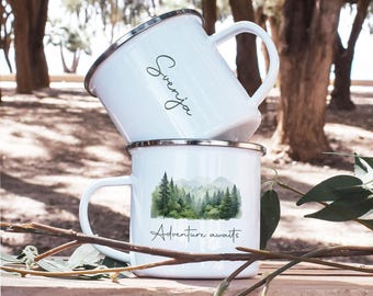 Taza personalizada para campistas "La aventura te espera", taza de camping esmaltada con nombre personalizado, taza de café de montaña y bosque, taza de regalo para la vida en furgoneta