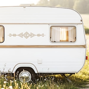 Puede incluir: Una taza de cerámica blanca con un asa negra y el texto "But First, Coffee" en negro y negrita. La taza está sobre una superficie de madera. La taza mide 10 cm de alto.