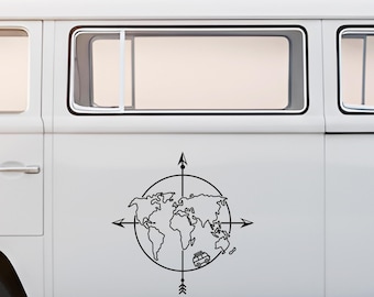 Puede incluir: Un adhesivo de vinilo negro aplicado en el lateral de una furgoneta blanca. El diseño presenta el contorno de un mapa mundial circular atravesado por una flecha vertical y horizontal, formando una rosa de los vientos. Un pequeño icono de furgoneta aparece.