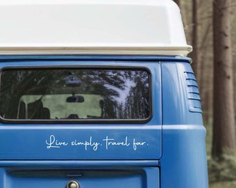 Puede incluir: Una furgoneta azul con techo blanco presenta una calcomanía blanca en la puerta trasera con el texto "Live simply. travel far." El vehículo tiene una ventana trasera rectangular, una cerradura circular central y una luz trasera naranja.