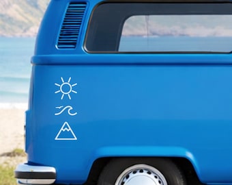 Puede incluir: Una furgoneta azul brillante presenta una calcomanía blanca en su panel lateral. La calcomanía consta de tres iconos de línea apilados: un sol con rayos en la parte superior, una ola con un pájaro pequeño en el medio y un pico de montaña con nieve en la base.