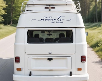 Puede incluir: Una furgoneta camper blanca vista desde atrás, con una pegatina de vinilo azul oscuro en el panel superior que dice "COLLECT moments NOT THINGS" en una combinación de letras con serifa y cursiva.