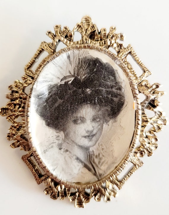 Victorian Portrait, Gold Metal Pin, Ornate Oval B… - image 2