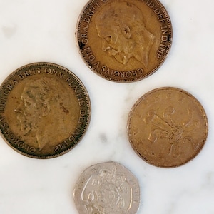 Colección de cuatro monedas antiguas británicas: dos peniques británicos de 1927, un penique nuevo de 1971 y una moneda de 20 peniques de 1982. Moneda antigua y regalo para coleccionistas.