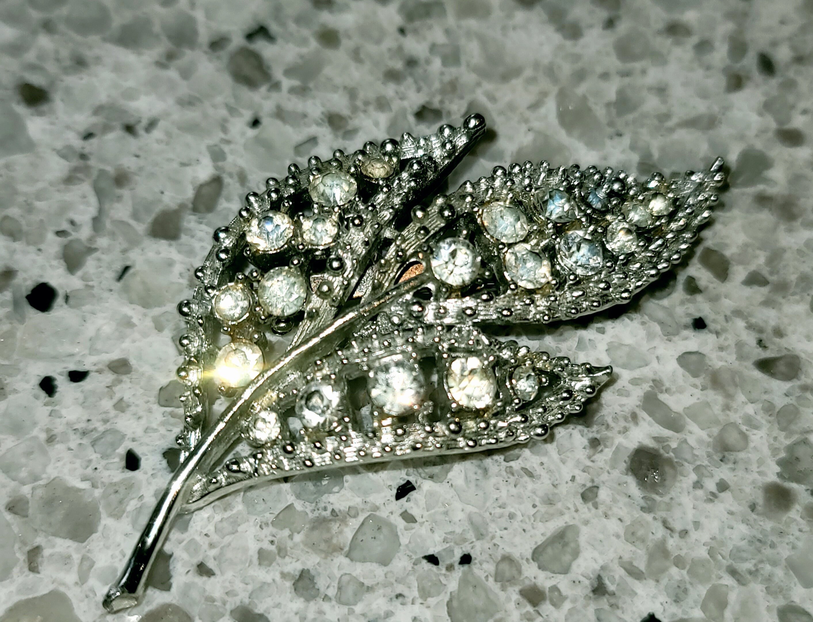 Broche Fantaisie Vintage Ancienne - Strass Et Cabochon Blanc Nacré - Occasion
