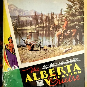 Pode incluir: Um cartaz de viagem vintage anunciando um cruzeiro de férias em Alberta, Canadá. O cartaz apresenta uma paisagem cênica com montanhas, um lago e uma floresta. Uma mulher está sentada perto de uma fogueira, enquanto um homem a cavalo cavalga pela floresta. O texto no cartaz diz "The Alberta Vacation Cruise".