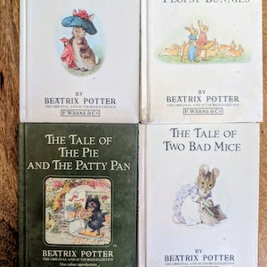 Puede incluir: Se muestran cuatro libros infantiles antiguos de Beatrix Potter. Los títulos incluyen "The Tale of Benjamin Bunny", "The Tale of the Flopsy Bunnies", "The Tale of Two Bad Mice" y "The Tale of the Pie and the Patty Pan". Cada libro presenta ilustraciones.