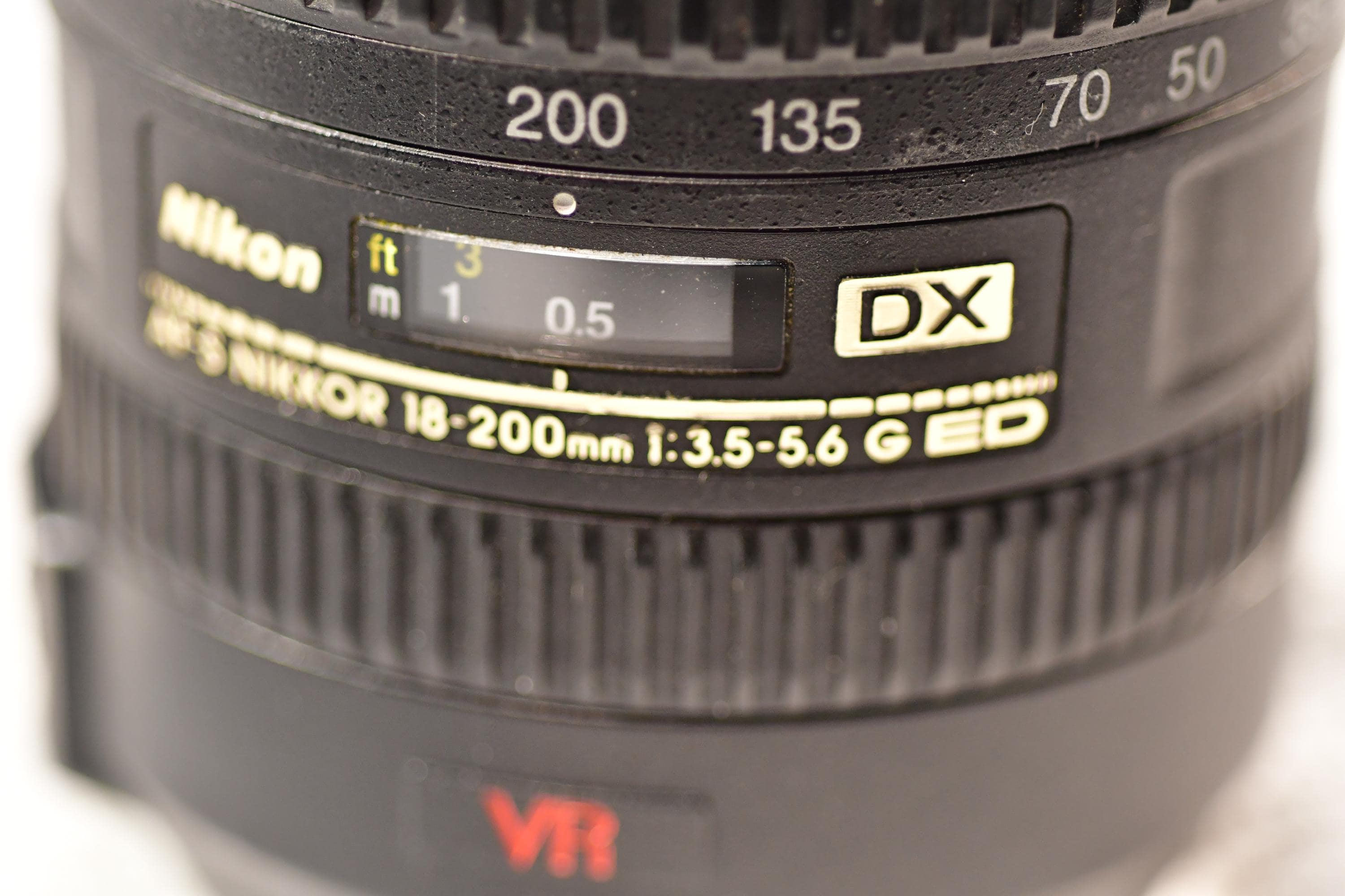 ニコン 18-200mm AF-S 手ブレ補正機能搭載、万能レンズ1本
