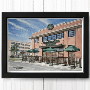 以下が含まれることがあります： 淡いピンク色の外観、緑色のオーニング、スターバックスのロゴが特徴のスターバックスコーヒーショップの水彩画。お店には大きな窓があり、黒い縁で縁取られています。空は青く、白い雲があります。
