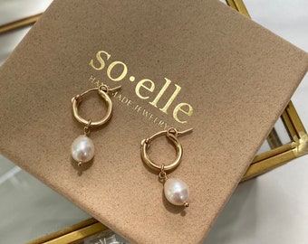 Baroque Pearl Gold Filled Earrings. Pearl Huggie Hoop Earrings. 14kt Gold Filled Hoop Earrings. June Birthstone. Pearl Hoop Earrings