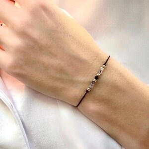 Pulsera de cordón de turmalina negra y piedra lunar, ajustable. imagen 4