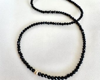 Colar artesanal com contas de turmalina negra, joia de cristal para aterramento e proteção, presente para pessoas empáticas.
