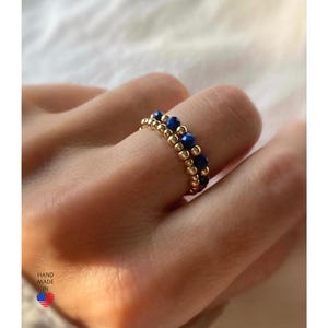 Anillo de cuentas de lapislázuli, anillo elástico con piedras preciosas, anillo de cristal, anillo elástico, piedra de nacimiento de septiembre, anillo delicado, anillo de cuentas chapado en oro
