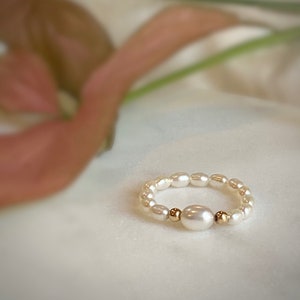 Freshwater Pearl Ring, Beaded Ring,, Stretchy Ring, Stackable Ring Pearl Ring, Elastic Ring, June Birthstone Ring, Delicate Adjustable Ring