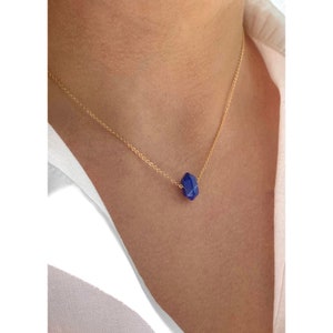 Halsband med lapis lazuli 14 karat guldfyllt, lapis lazuli-hänge, minimalistiskt kristallhalsband, guldfärgade lapis lazuli-smycken, september födelsesten