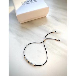 Pulsera de cordón de turmalina negra y piedra lunar, ajustable. imagen 3